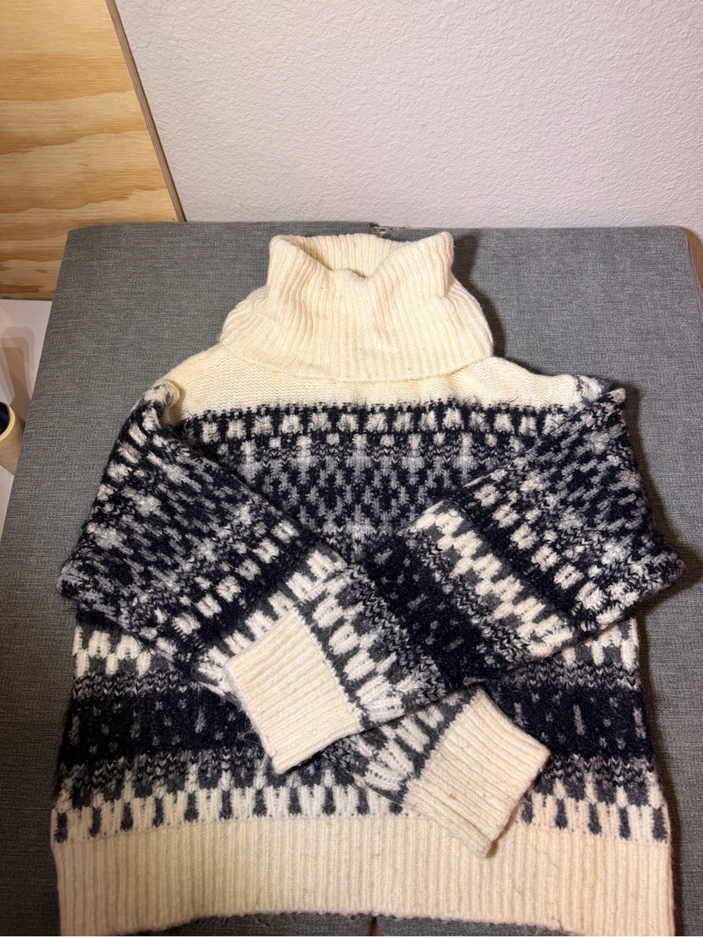 Universal Thread Cream and Black Chunky Knit Sweater